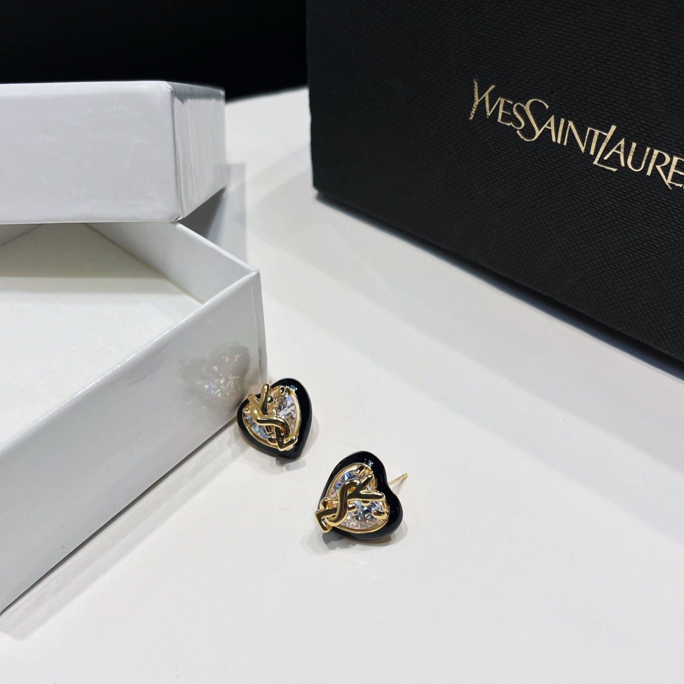 Elegantes Pendientes de Tuerca de Amor con Diamantes de Imitación