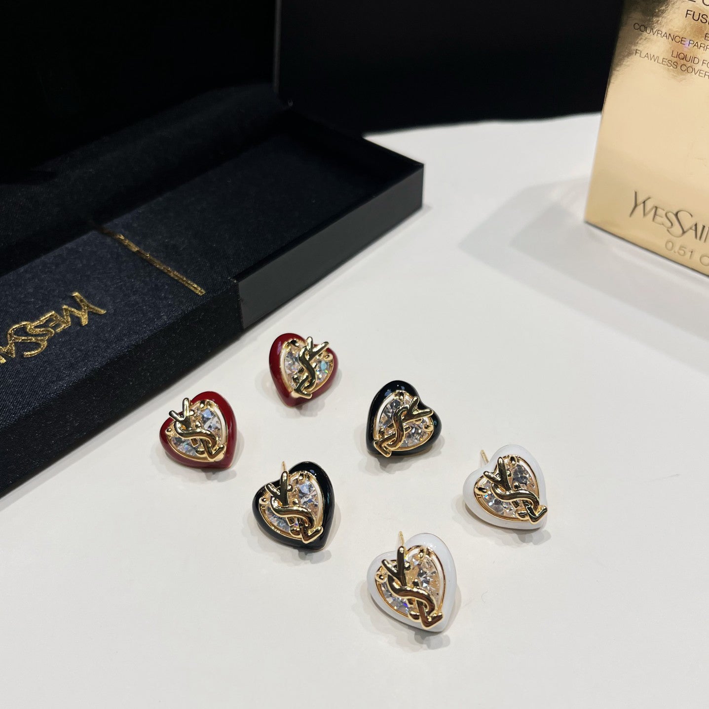 Elegantes Pendientes de Tuerca de Amor con Diamantes de Imitación