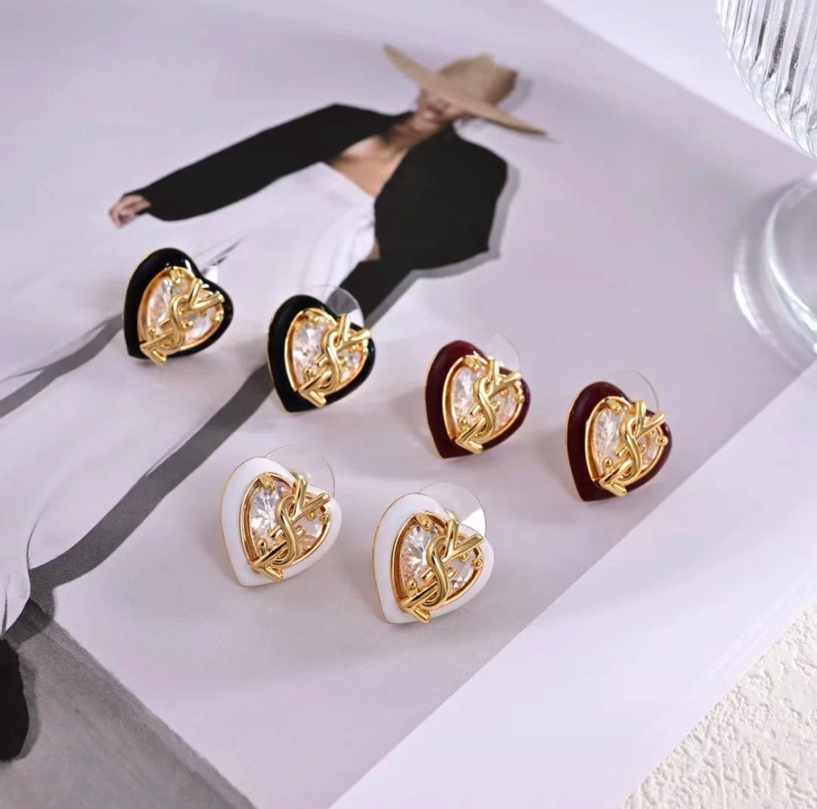 Elegantes Pendientes de Tuerca de Amor con Diamantes de Imitación