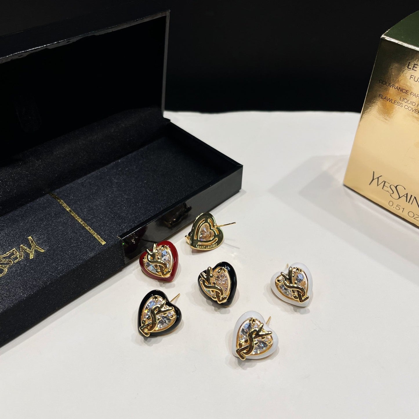 Elegantes Pendientes de Tuerca de Amor con Diamantes de Imitación