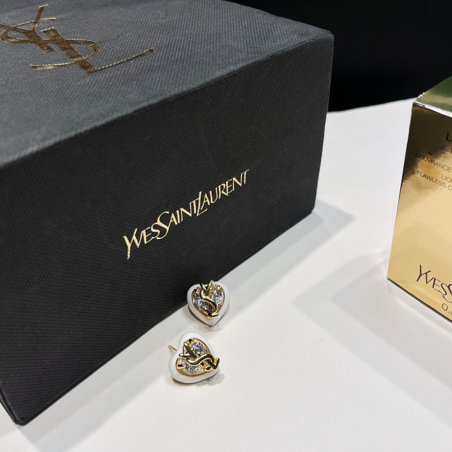 Elegantes Pendientes de Tuerca de Amor con Diamantes de Imitación