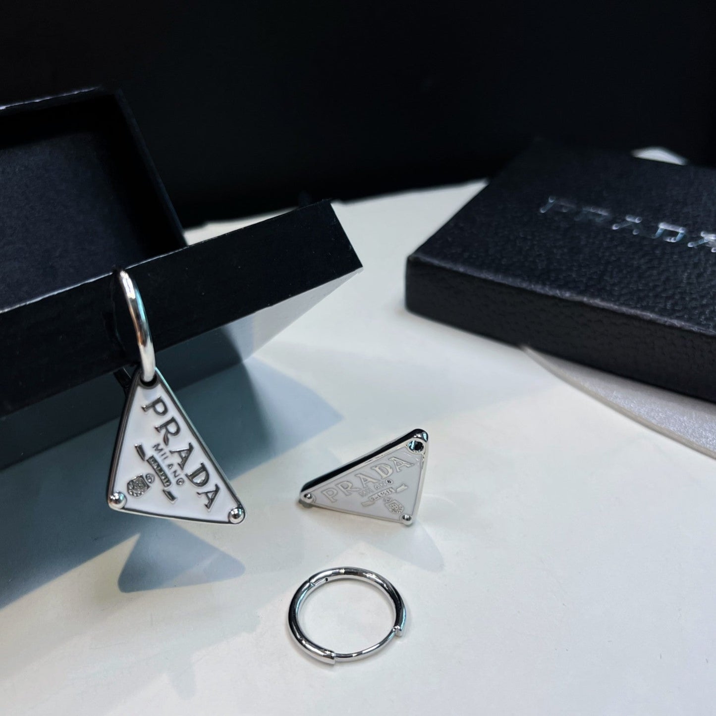 Boucles d'oreilles pendantes triangle classiques en émail