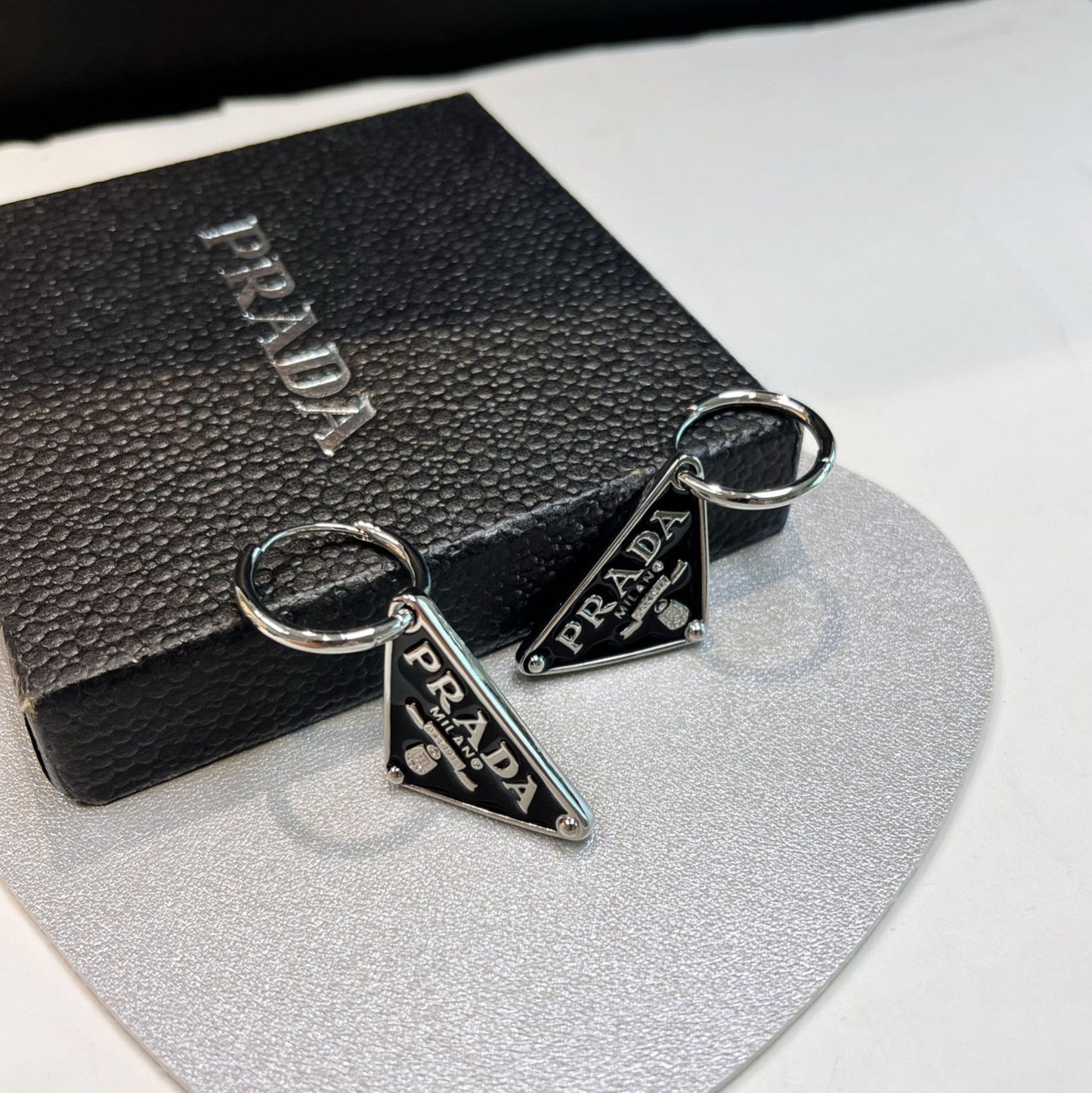 Boucles d'oreilles pendantes triangle classiques en émail