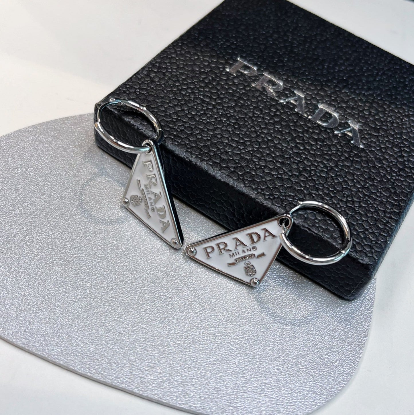 Boucles d'oreilles pendantes triangle classiques en émail