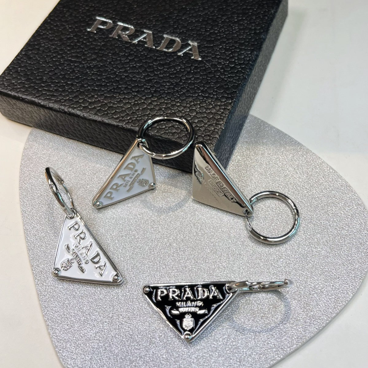 Boucles d'oreilles pendantes triangle classiques en émail