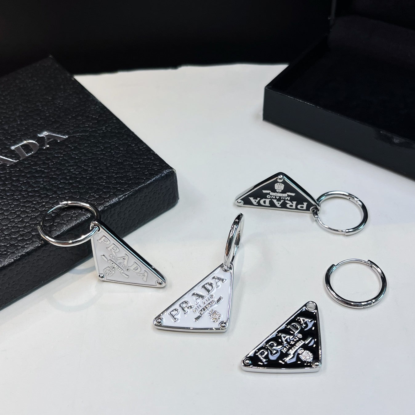 Boucles d'oreilles pendantes triangle classiques en émail