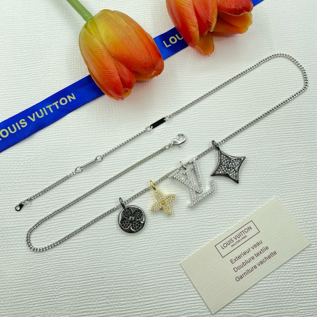 Collier pendentif floral diamant