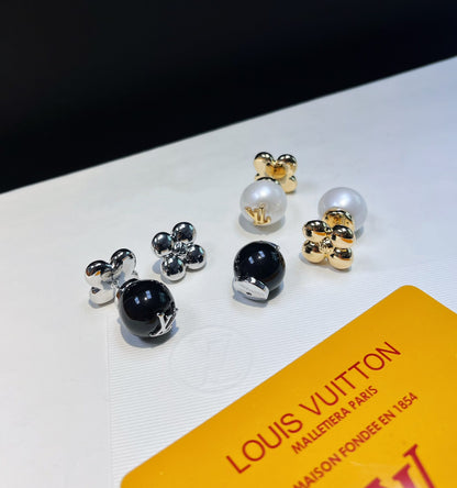 Boucles d'oreilles asymétriques en perles et fleurs