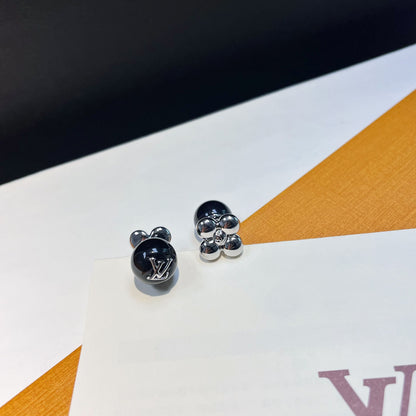 Boucles d'oreilles asymétriques en perles et fleurs