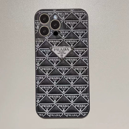 Funda de piel con patrón de triángulos