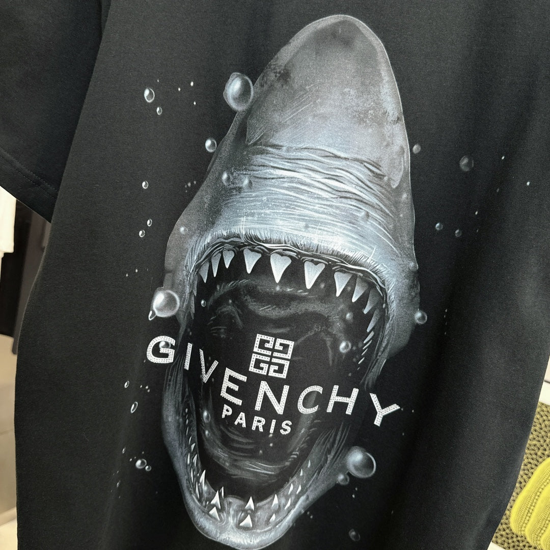 T-shirt motif requin