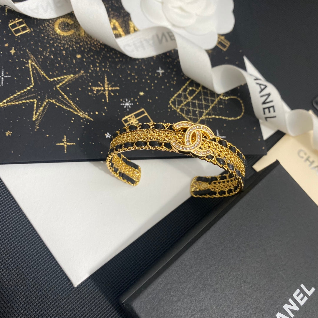 Pulsera de cuero con cuerda y letra de circonita