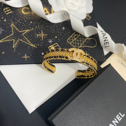 Pulsera de cuero con cuerda y letra de circonita
