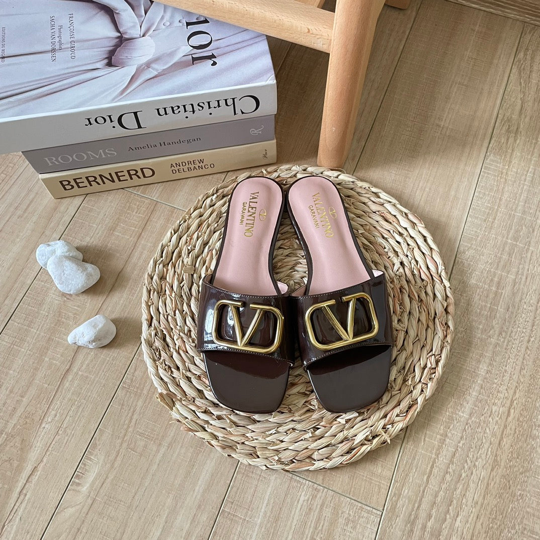V Buckle Flat Slippers