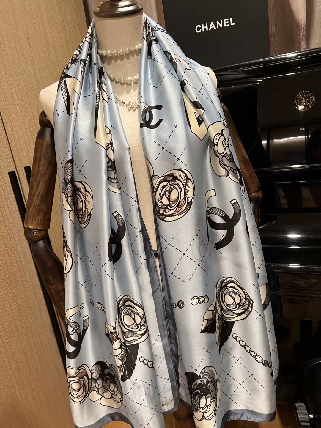 Écharpe en soie à motif floral élégant