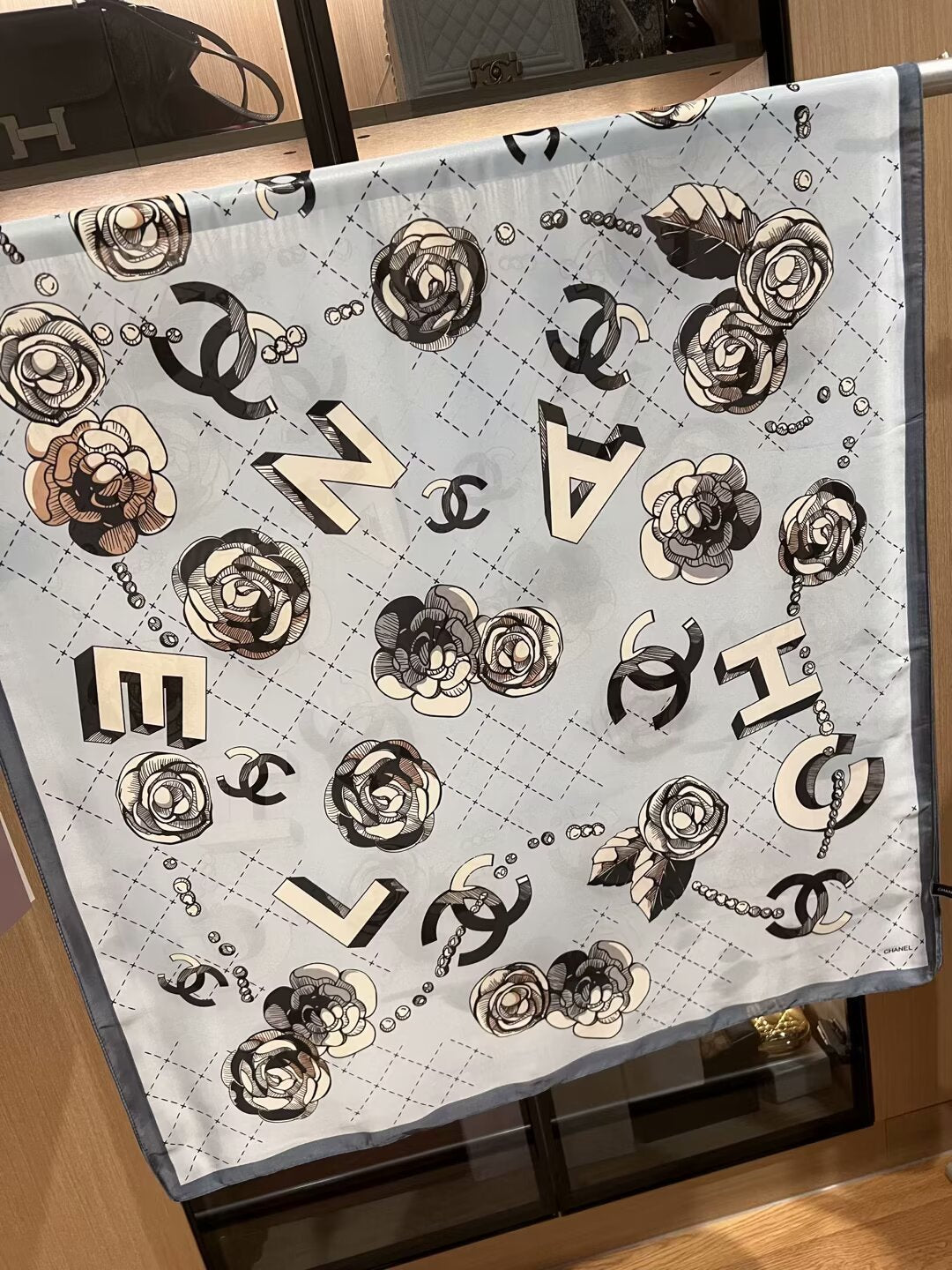 Écharpe en soie à motif floral élégant