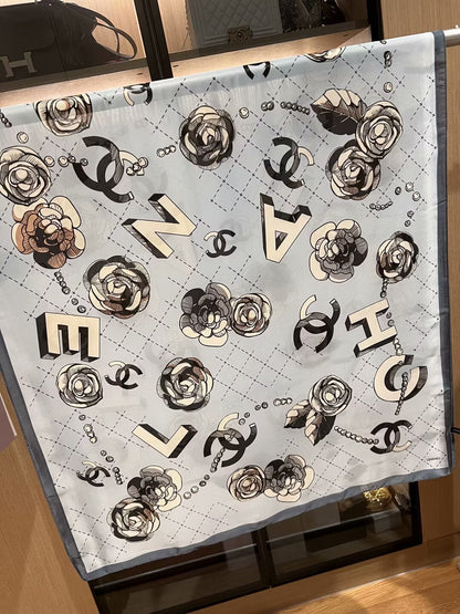 Écharpe en soie à motif floral élégant