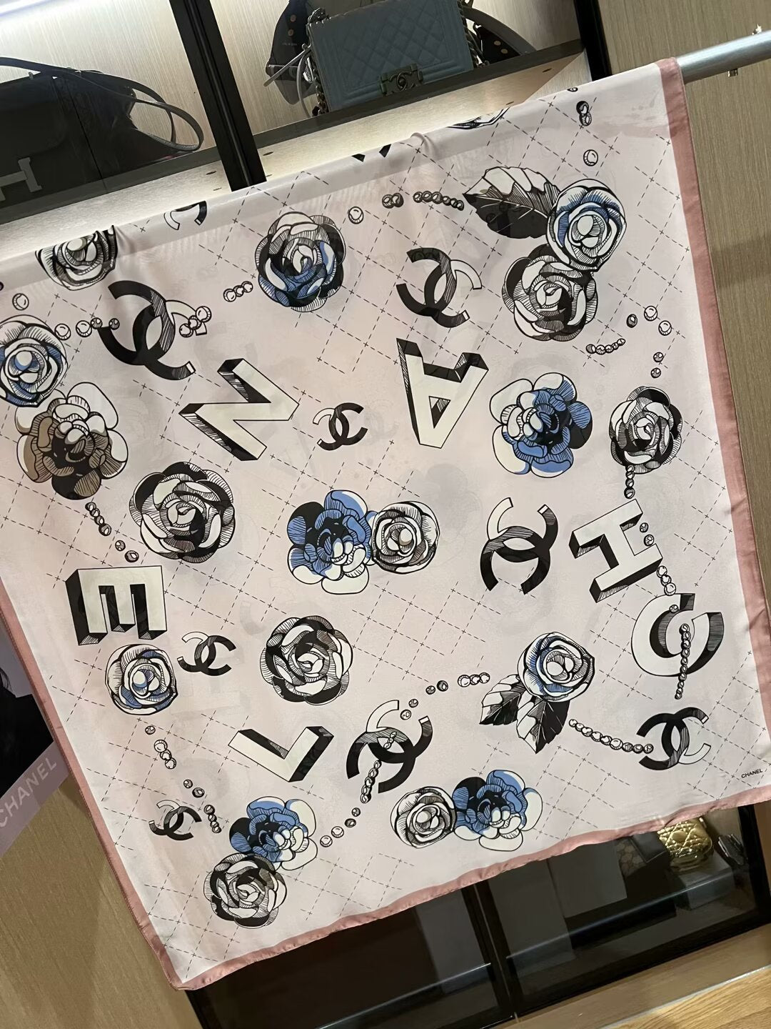 Écharpe en soie à motif floral élégant