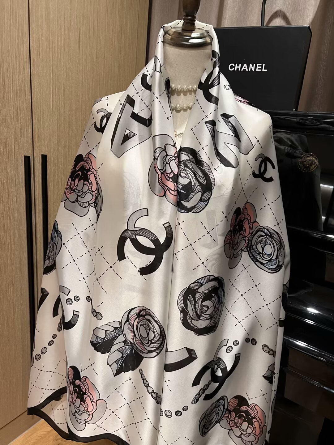 Écharpe en soie à motif floral élégant