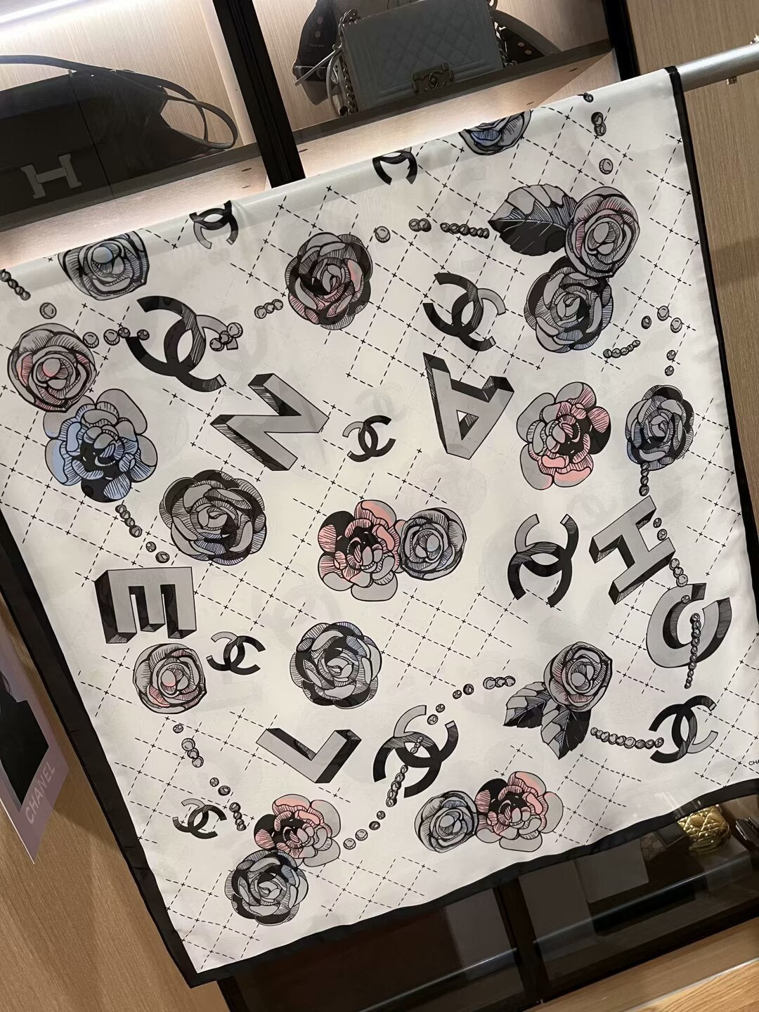 Écharpe en soie à motif floral élégant