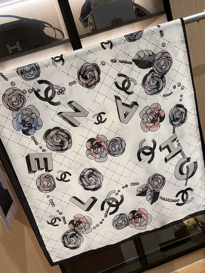 Écharpe en soie à motif floral élégant