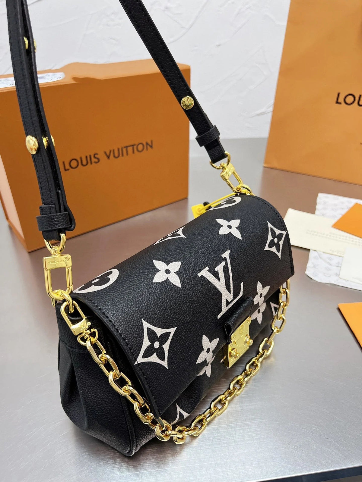 Favourite Series Medium Shoulder Bag