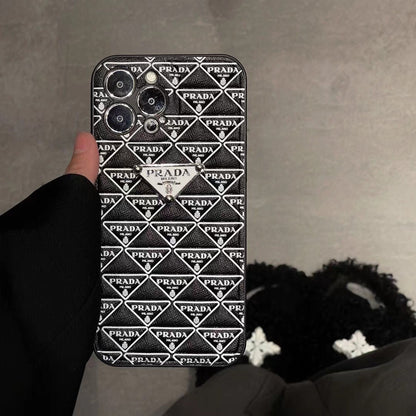 Funda de piel con patrón de triángulos
