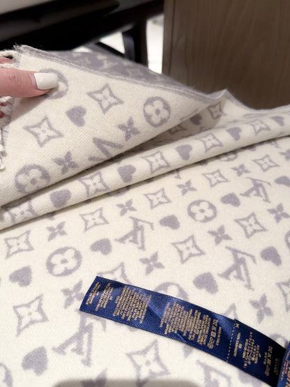 2026 New Heart Jacquard Cashmere Scarf – Sweet & Refined Winter Style