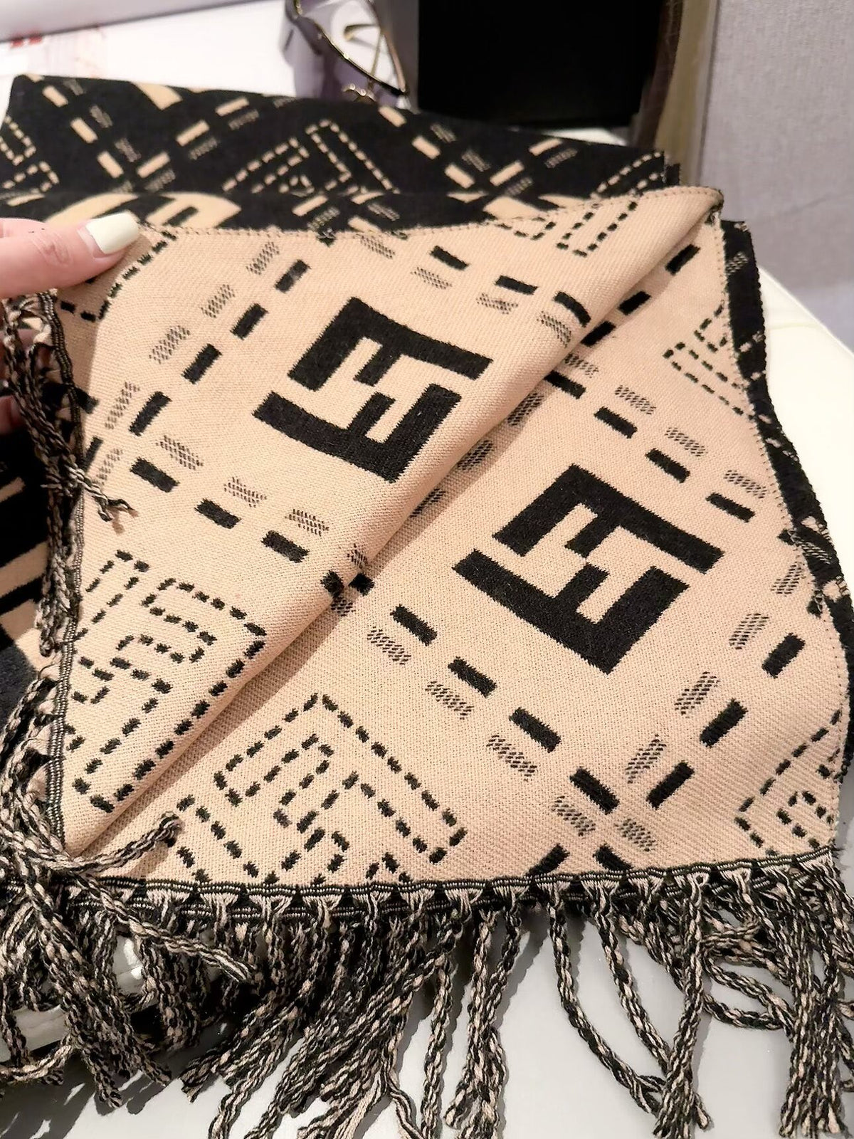 2026 New Geometric Jacquard Cashmere Scarf – Soft Thick Cashmere, Reversible Styling, Multiple Colors