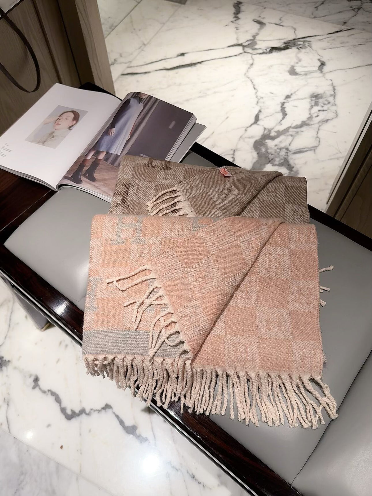 2026 New Checkered Cashmere Scarf – Elegant Autumn/Winter Essential