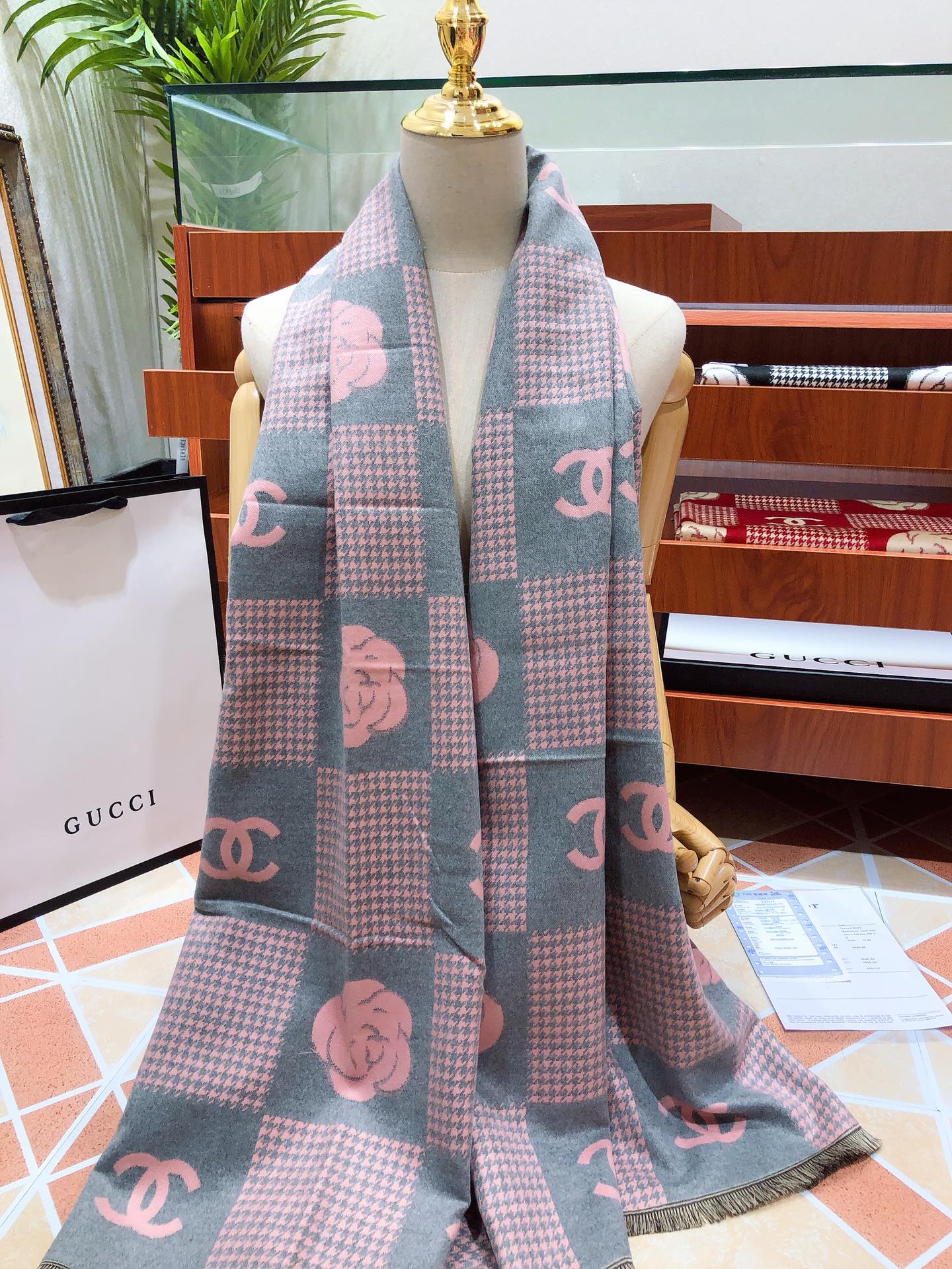 Écharpe à motif à carreaux Camellia