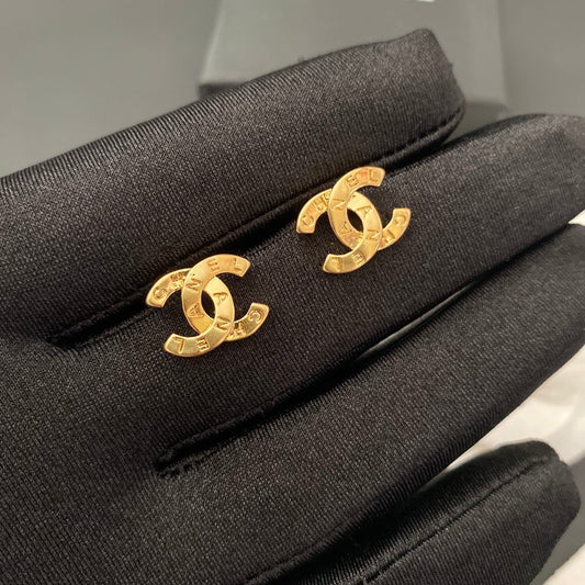 Aretes de plata esterlina con letras sencillas