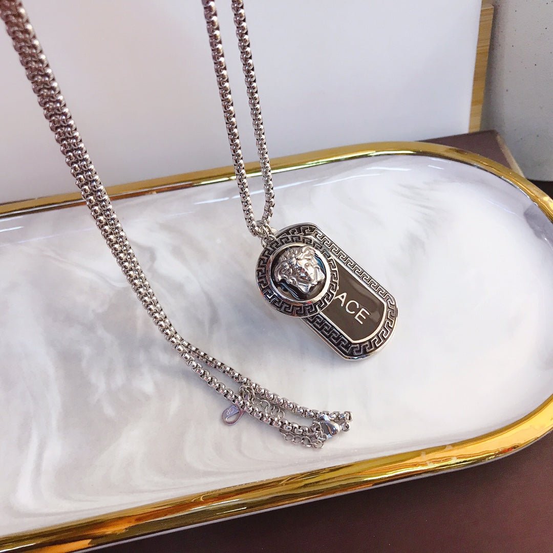 Collier pendentif carré en acier titane