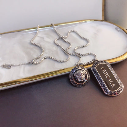 Collier pendentif carré en acier titane