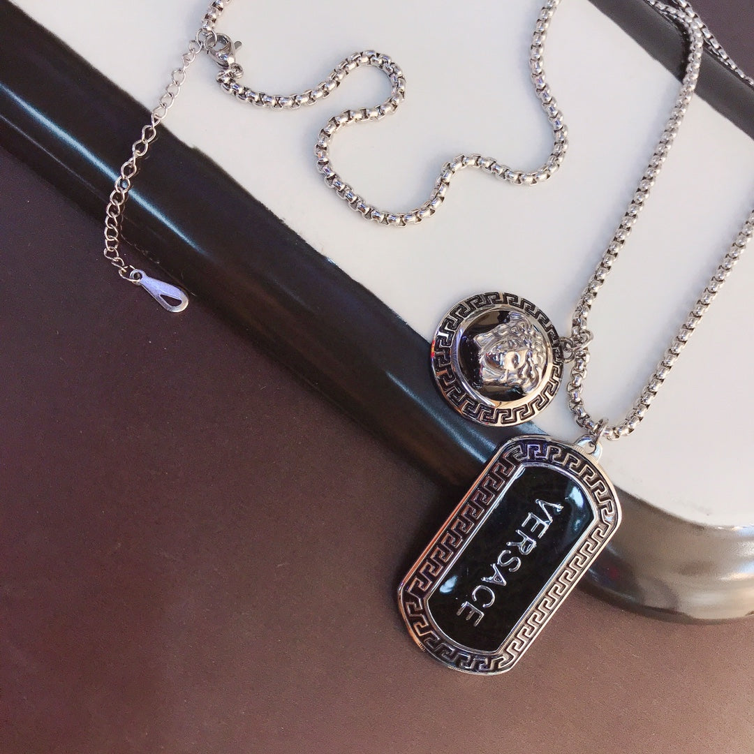 Collier pendentif carré en acier titane