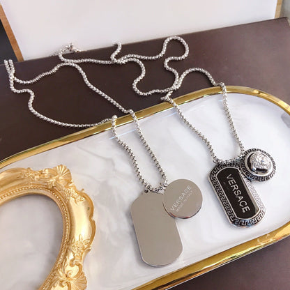 Collier pendentif carré en acier titane
