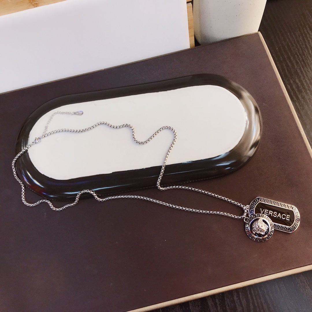 Collier pendentif carré en acier titane