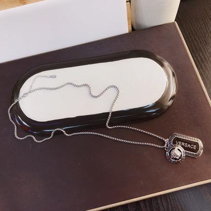 Collier pendentif carré en acier titane