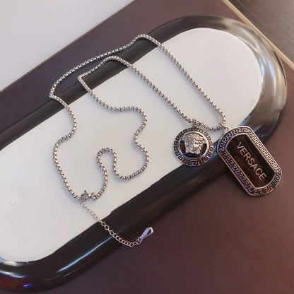 Collier pendentif carré en acier titane