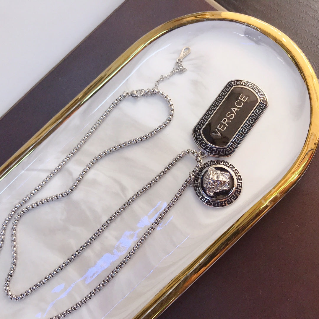 Collier pendentif carré en acier titane