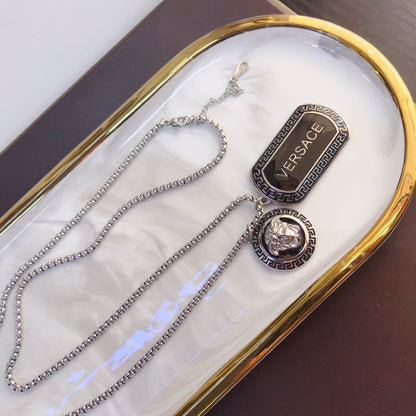 Collier pendentif carré en acier titane