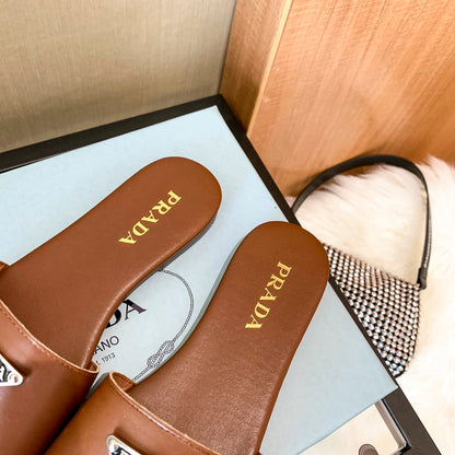 Pantuflas Planas con Logo de Triángulo