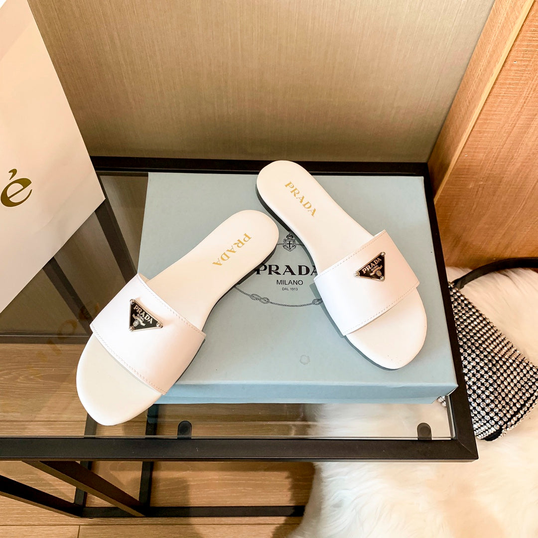 Pantuflas Planas con Logo de Triángulo