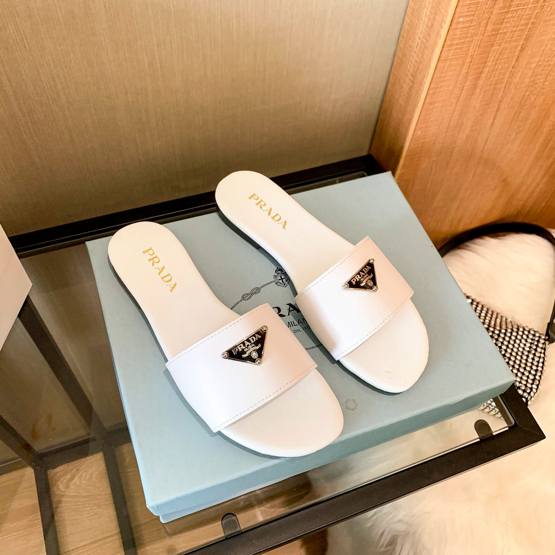 Pantuflas Planas con Logo de Triángulo