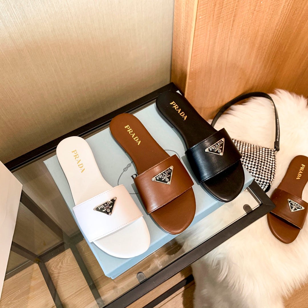 Pantuflas Planas con Logo de Triángulo