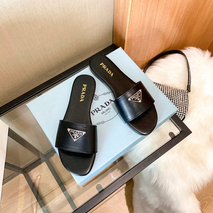 Pantuflas Planas con Logo de Triángulo