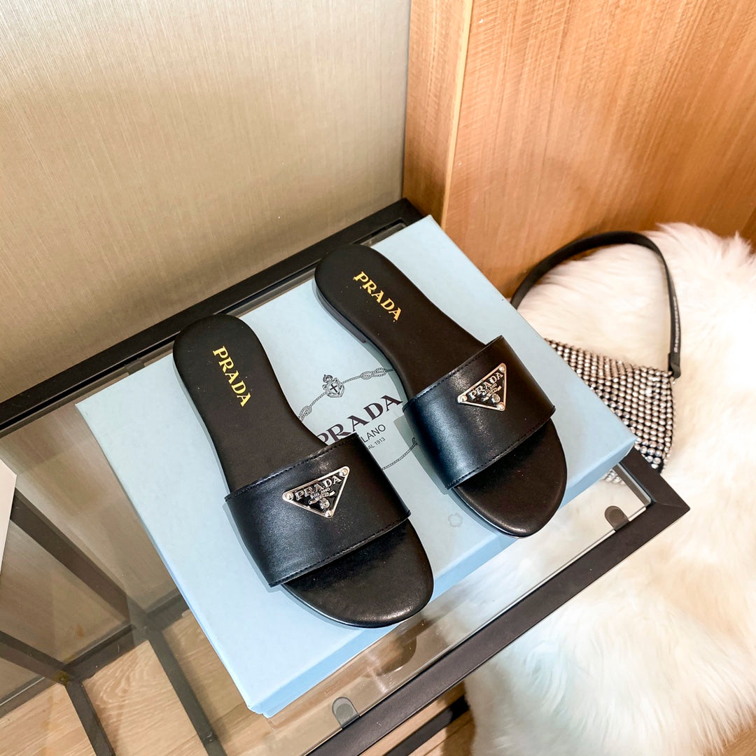 Pantuflas Planas con Logo de Triángulo