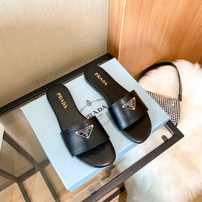 Pantuflas Planas con Logo de Triángulo