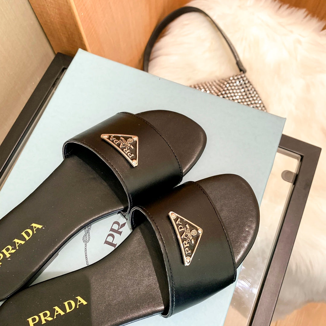 Pantuflas Planas con Logo de Triángulo