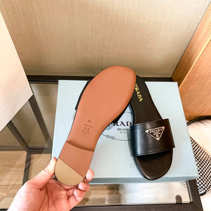 Pantuflas Planas con Logo de Triángulo